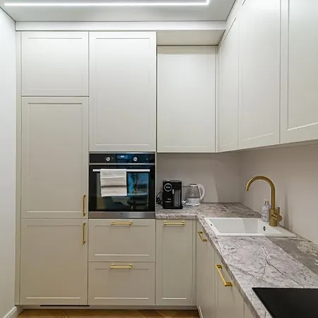 Stylish With Balcony By Urban Rent דירה