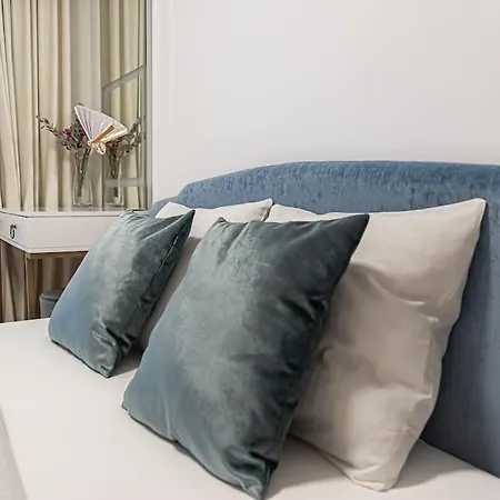 Stylish With Balcony By Urban Rent *